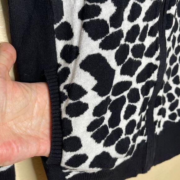 Weekends by Chicos Cardigan Womens Sz 1 Black/White Leopard Spotted Full zip - Picture 4 of 7